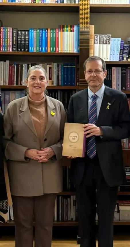 הנשיא ורעייתו עם הספר משיבות נפש